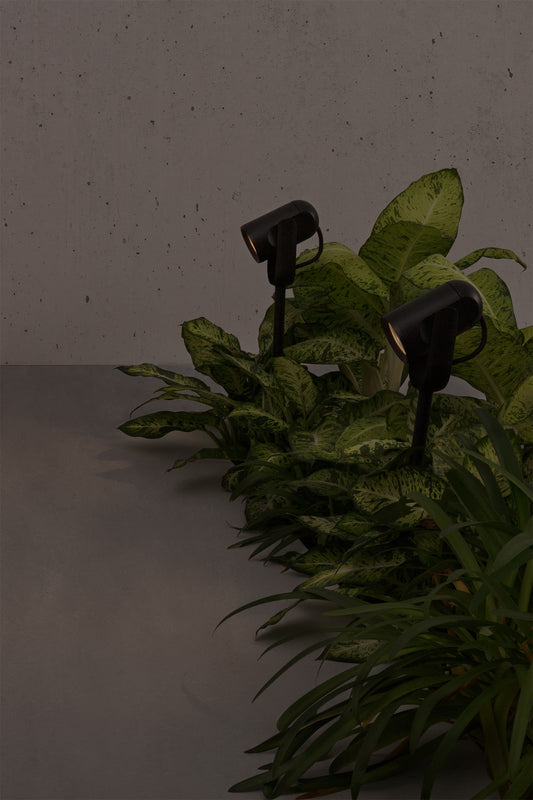 Estaca de jardín SLOT 500 fabricada en aluminio color negro