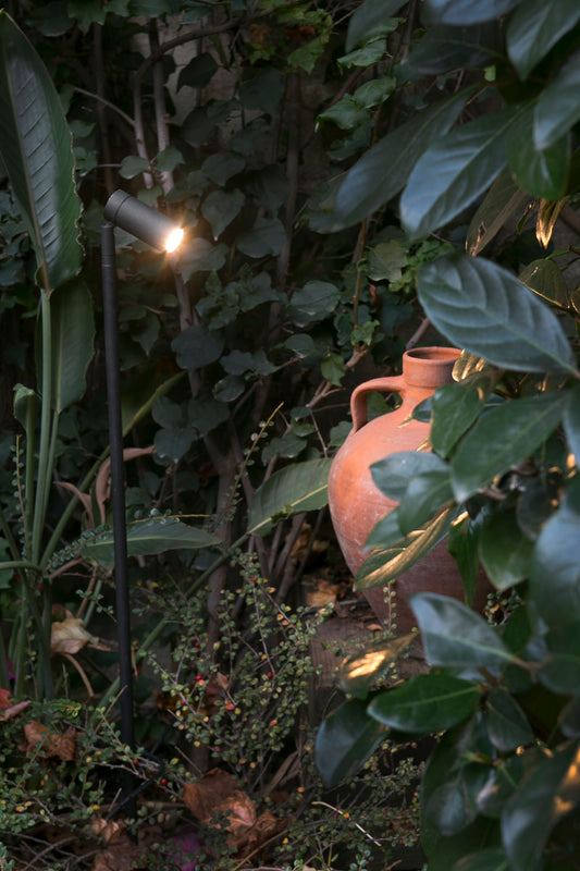 Estaca Seth fabricada en aluminio color negro mate para jardín