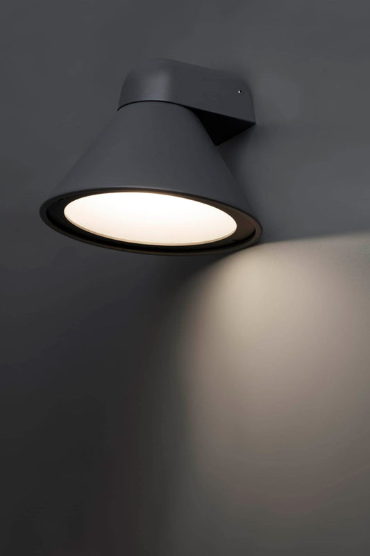 Aplique PALS fabricado en aluminio color gris oscuro, ideal para iluminación exterior.