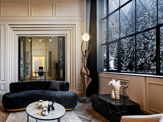 Ambiente de Lámpara Escultórica de Pie El Árbol de Schuller (El Árbol) con figura en Bronce Oscuro sosteniendo una esfera de luz - Ref 715591.