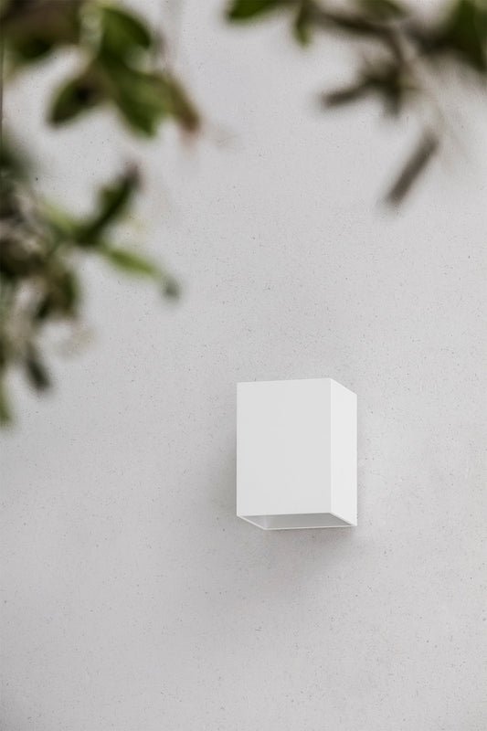 Aplique KOV fabricado en aluminio color blanco, ideal para pared exterior