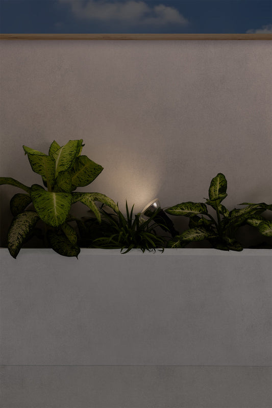 Estaca jardín Garten-4 fabricada en ABS color negro, ideal para iluminar terrazas