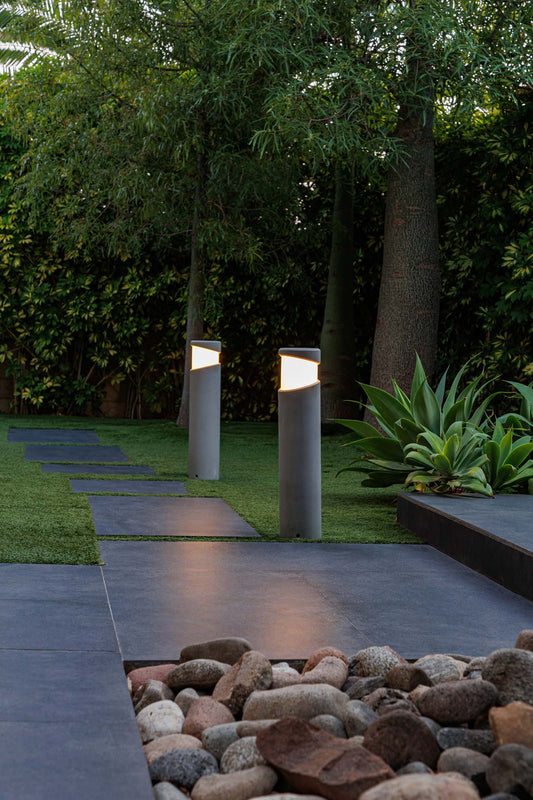 Baliza BLOCK fabricada en cemento color gris, ideal para iluminar terrazas