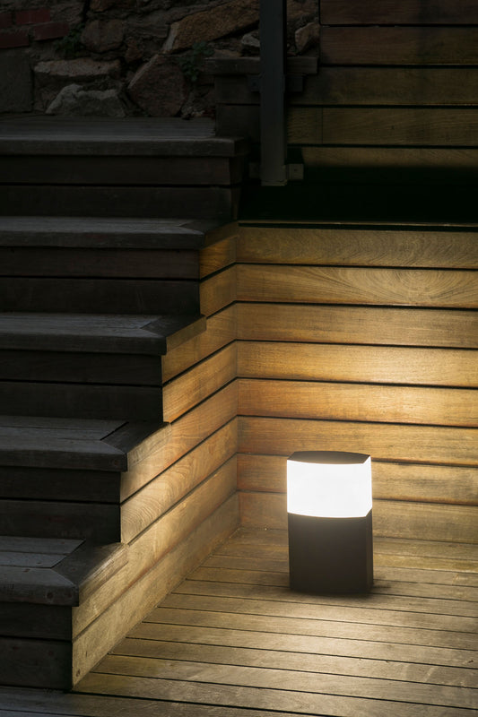 Sobremuro DATNA fabricado en aluminio color gris oscuro, ideal para iluminación exterior.