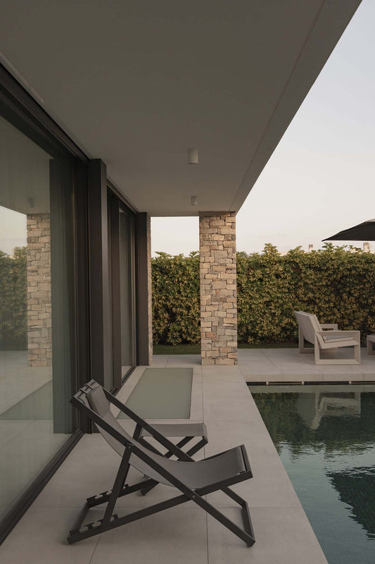 Downlight PUK 76 fabricado en aluminio color blanco, ideal para balcones y exteriores