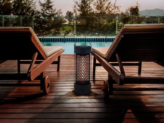 Estufa Eléctrica de Exterior Tipo Farol Heat Black 1200W Negro Schuller en ambiente decorado | Schuller
