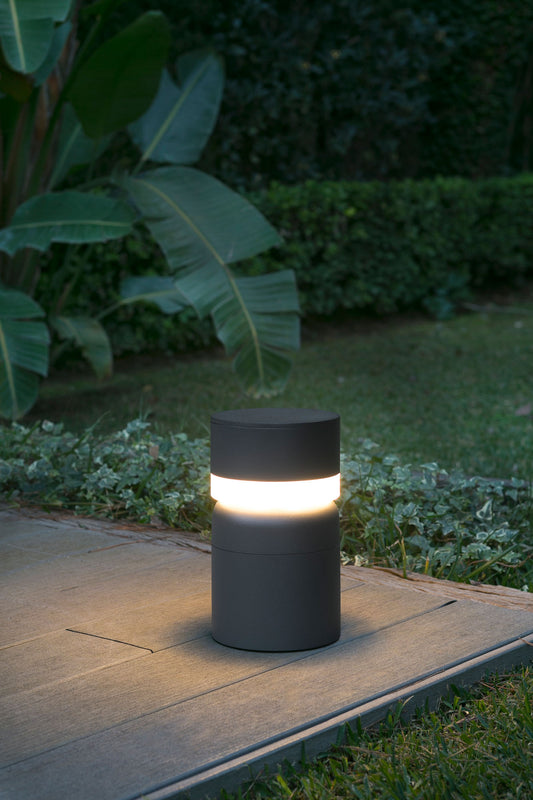 Baliza SETE fabricada en aluminio color gris oscuro, ideal para iluminar jardines.