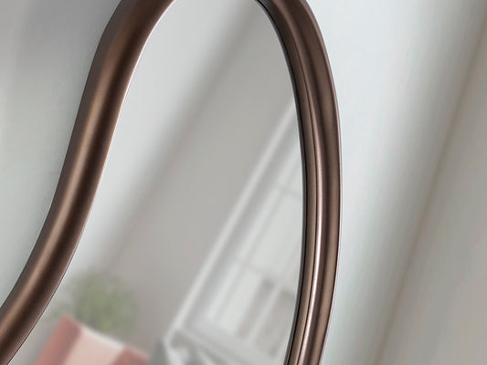 Detalle de Espejo Decorativo Brigitte de Schuller (Brigitte) en color Bronce Oscuro con forma fluida - Ref 815574.