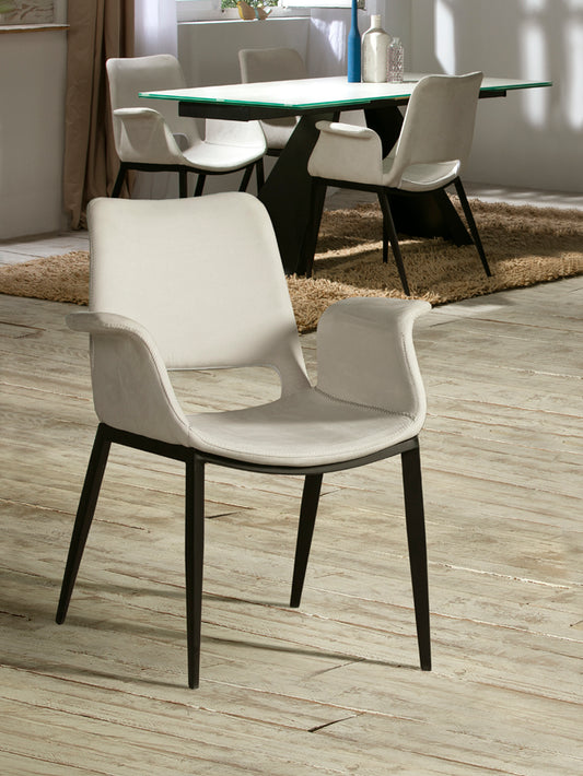 Ambiente de Sillón Sowa de Schuller (Sowa) en color Blanco con patas de metal negro mate y pespunte decorativo - Ref 863952.