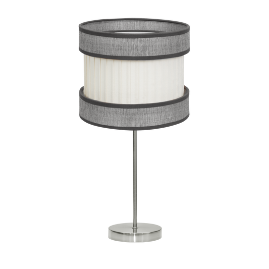 Lámpara de mesa fabricada en metal color níquel con pantalla textil gris/beis