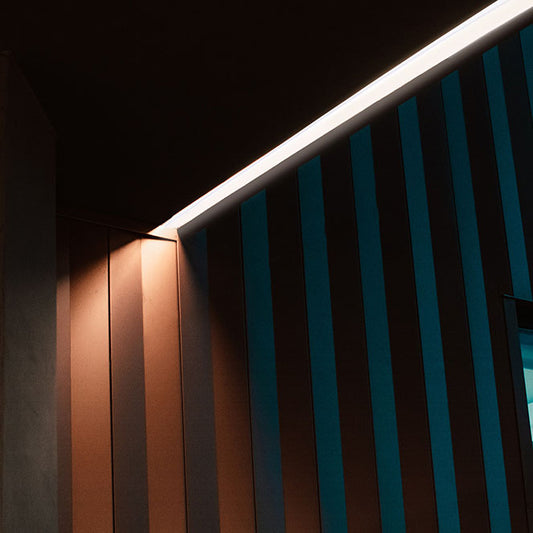 Regleta LED AXINITE 90 cm 12W 3000K Blanco Interlusa instalada en ambiente decorativo de salón o dormitorio | Interlusa