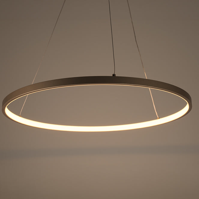 Lámpara Colgante SELMA 60 cm LED 26W Regulable Dorada Lumit Interlusa encendida con proyección de luz y ambiente | LuzGurú