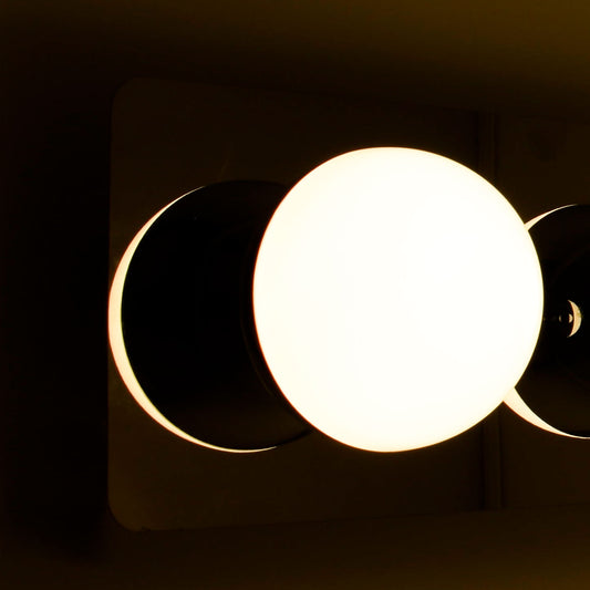 Aplique SIRLA fabricado en metal cromado, con difusor de policarbonato (PC) para baño, luz neutra.