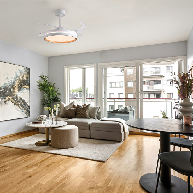 Detalles del Ventilador de Techo LED Belair Akran F-1047 GL de Interlusa: Diseño blanco/oro, 4 aspas retráctiles, 108cm, 72W LED (3000K/4000K/6000K), 6 velocidades, mando a distancia, modos verano/invierno, temporizador. Luzgurú.