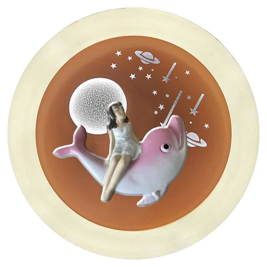 Ventilador Delfin fabricado en metal blanco y acrílico color blanco
