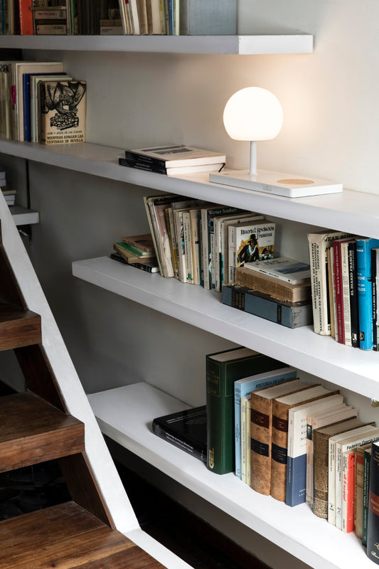 Lámpara sobremesa NIKO GLASS blanca de FARO, modelo 01007A, en ambiente interior de hogar u oficina con diseño nórdico, carga inalámbrica, aluminio y madera, colección 0105