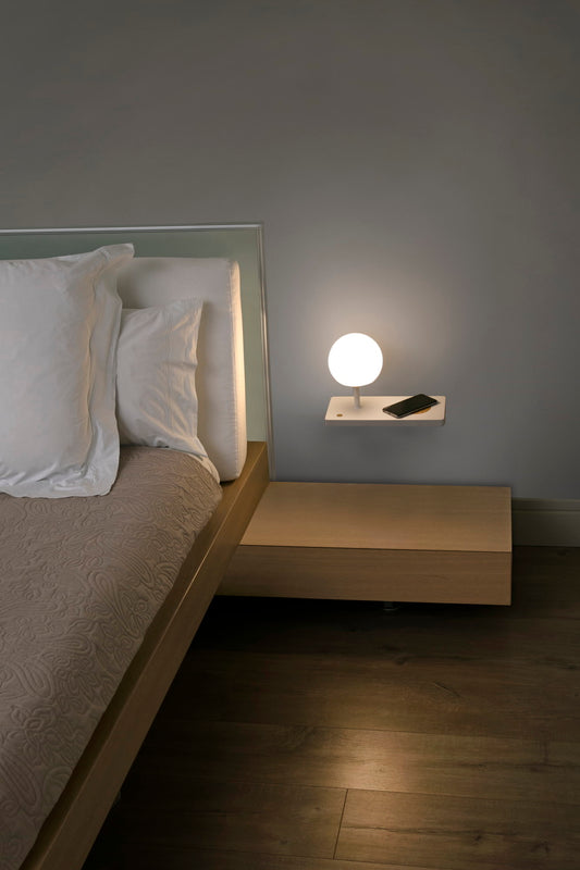 Luminaria aplique NIKO blanco derecho FARO 01027A en ambiente interior, diseño nórdico LED con cargador wireless en pared blanca