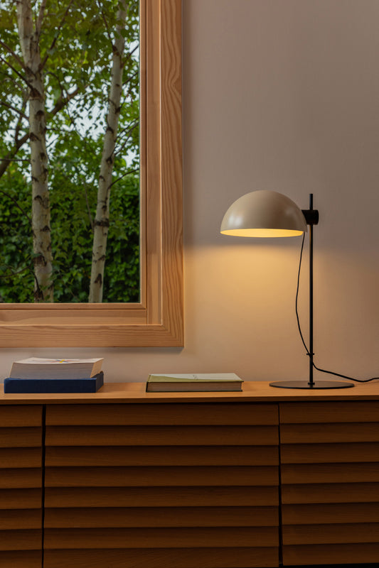 Lámpara de sobremesa DOMINICA en beige de FARO (20033-122) en ambiente interior industrial, luminaria de superficie en acero para decoración del hogar