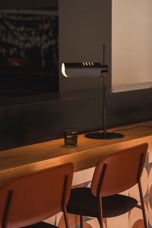 Lámpara sobremesa MARTINICA negra de FARO (modelo 20033-133) en ambiente interior de hogar u oficina, diseño clásico de acero con luminaria de superficie y bombilla LED E27