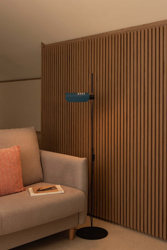 Lámpara de pie MARTINICA azul de FARO en salón interior, diseño clásico en acero con iluminación orientable, modelo 20034-134