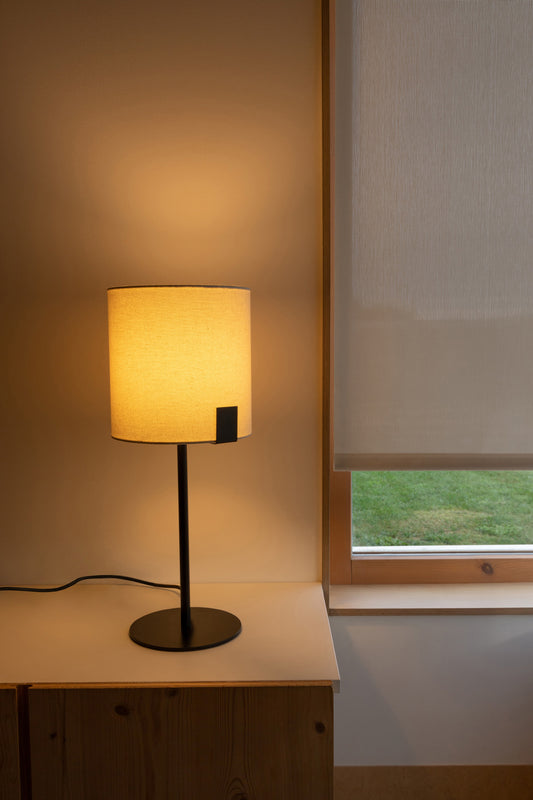 Lámpara de sobremesa NILA negra y blanco roto FARO 20054 en ambiente interior moderno de hogar u oficina, luminaria de acero y textil colección 2015