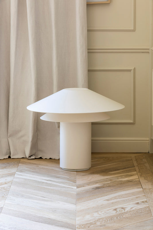 Lámpara sobremesa SHAN en beige de FARO modelo 20069, luminaria zen de interior con pantalla de pergamino y base de acero, diseño de Pepe Llaudet en ambiente acogedor