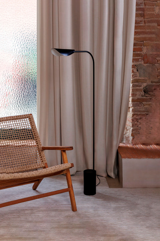Lámpara de pie LIGGERA negro mate FARO 20075 en salón minimalista japonés, diseño lineal acero para iluminación interior
