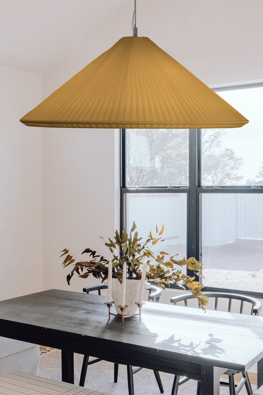 Luminaria de suspensión SAIGON IN 1300 en amarillo tostado de FARO, Colección 7158, instalada en ambiente interior residencial o hotelero con estructura de acero, cinta textil y difusor de papiro.