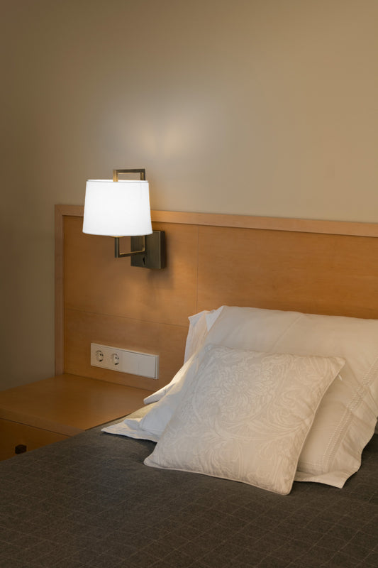 Luminaria de pared FRAME oro viejo/blanca FARO 20171-01 instalada en dormitorio interior, diseño acero superficial para hotel