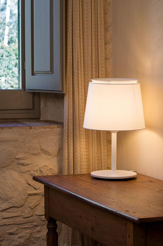 Lámpara de sobremesa SAVOY blanca de FARO (20304-82) en ambiente interior moderno, diseño con base de acero y pantalla textil para iluminación hogar acogedora