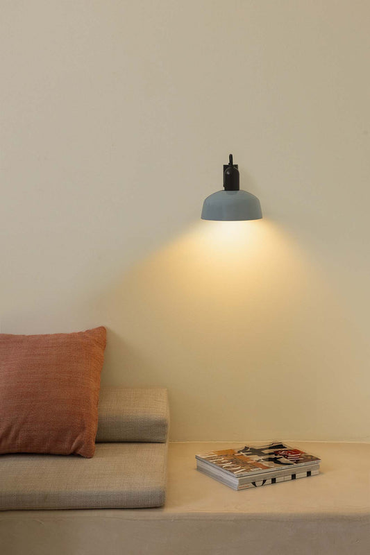 Aplique de pared TATAWIN en azul grisáceo FARO 20335-142, imagen ambiente en interior moderno, luminaria de superficie en aluminio y acero, diseño clásico para iluminación del hogar, colección 2047