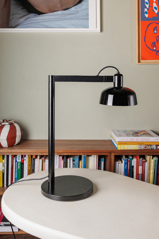 Lámpara de mesa TATAWIN en cristal negro de FARO (modelo 20337-117), diseño moderno con estructura de acero y cristal en ambiente interior luminoso con iluminación LED.