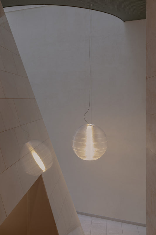 Lámpara colgante AIRE 850 en blanco translúcido de FARO modelo 20408, suspendida en ambiente interior moderno con diseño sostenible de PETG reciclado, acero blanco y compatibilidad LED E27 para iluminación contemporánea.