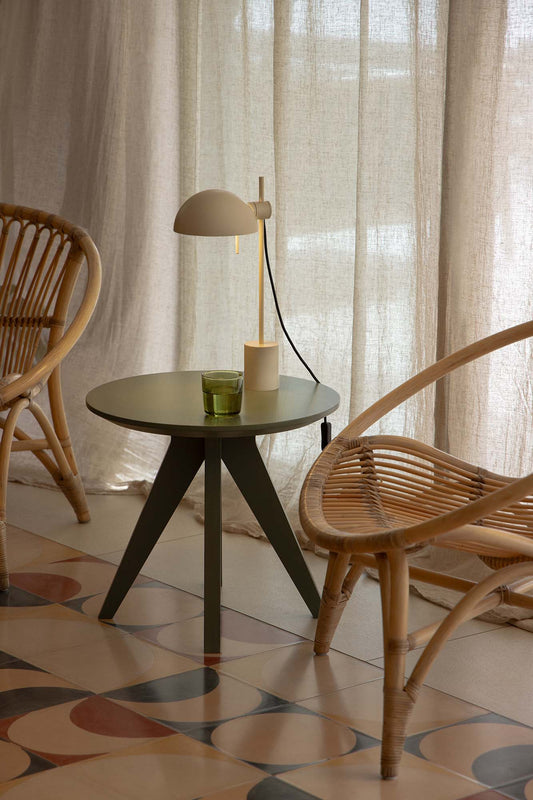 Lámpara de sobremesa MATILDA blanca de FARO modelo 20512-136 en ambiente interior moderno, iluminando mesa con luz LED suave, diseño en acero beige para iluminación contemporánea