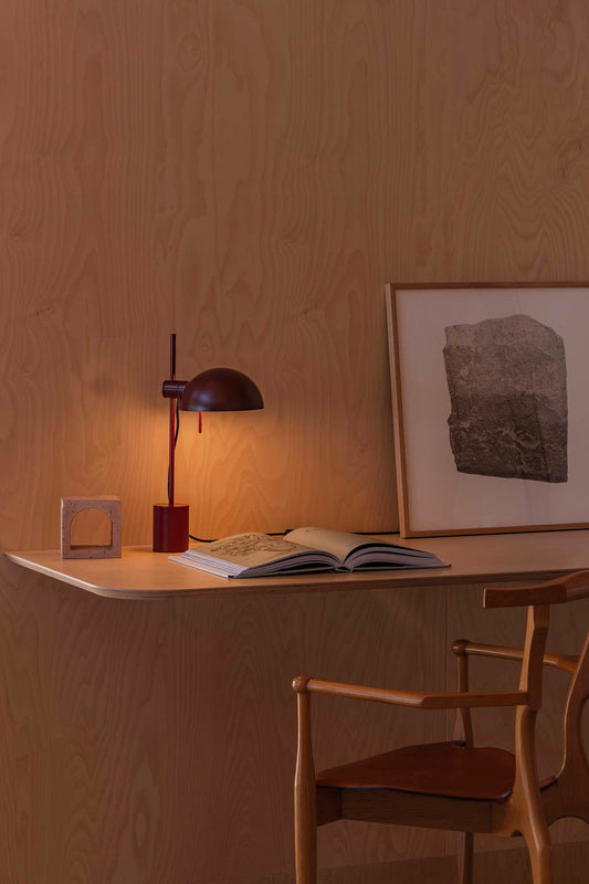 Lámpara de sobremesa MATILDA en granate de FARO (20514-138), diseño geométrico moderno en acero para luminaria de superficie, en ambiente interior de hogar acogedor.