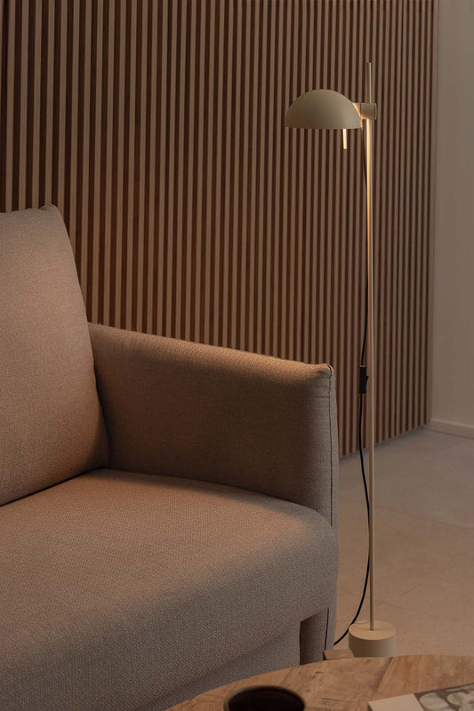 Lámpara de pie MATILDA blanca de FARO modelo 20516-136 en salón interior moderno, diseño geométrico en acero