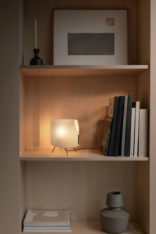 Luminaria de sobremesa LUANG XS negra/beige de FARO, diseño minimalista con pergamino e iluminación LED, artesanía natural en espacio interior moderno - Colección Luang 23065