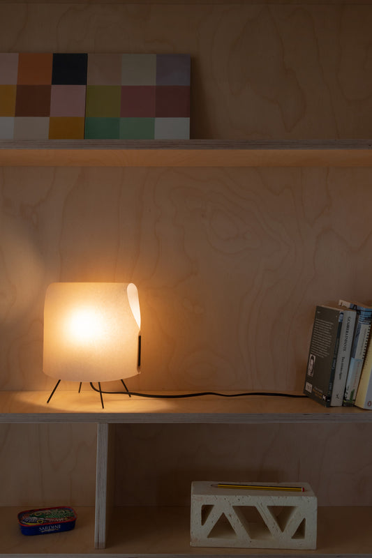 Luminaria de sobremesa LUANG XS negra/camel de Faro (23066), en ambiente minimalista de interior para hogar u oficina, diseño orgánico con pergamino y acero, bombilla E14 LED.