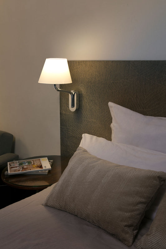 Aplique de pared Eterna cromado y beige de Faro modelo 24005-11 en ambiente interior de hotel, luminaria superficie con acero y textil para iluminación hotelera