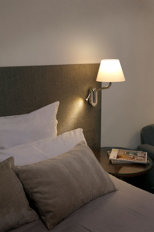 Imagen ambiente de aplique de pared Eterna de Faro modelo 24006-11 en cromo y beige con lector integrado derecho, luminaria superficie para interior hotelero en acero cromado y textil beige.