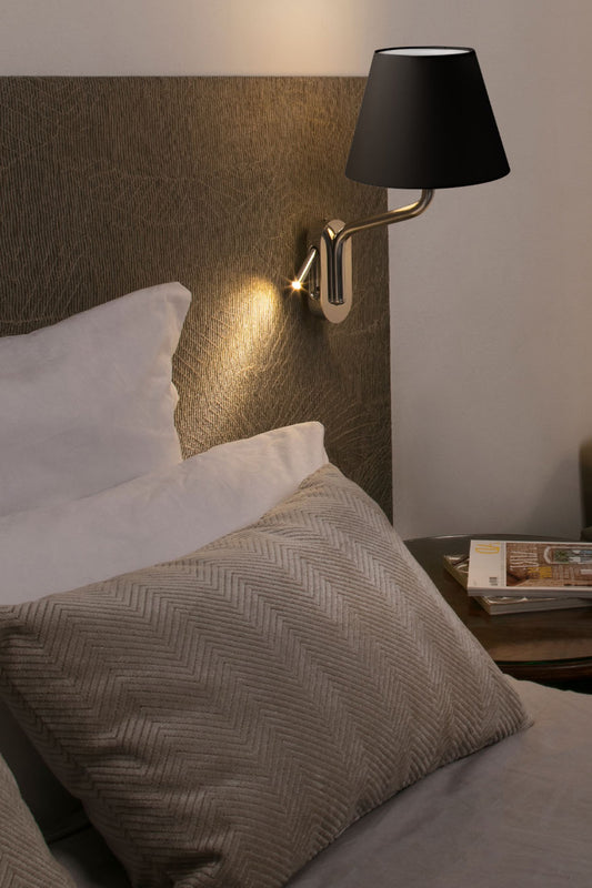 Aplique de pared ETERNA con lector derecho en cromo/negra de FARO modelo 24006-12, luminaria de superficie interior en acero y textil para hoteles y restauración, iluminación ambiente acogedora