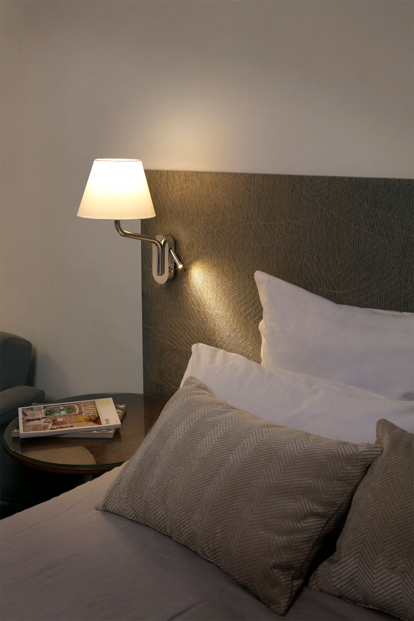 Aplique de pared Eterna con lector izquierdo de Faro, modelo 24007-11 en cromo beige, luminaria superficie interior de acero y textil para hoteles y restauración.