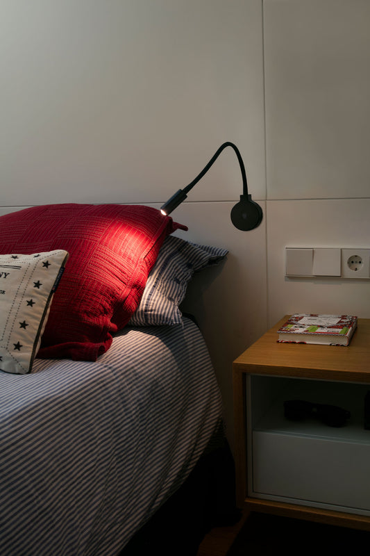 Aplique lector PIXIE Negro de FARO serie 2401, luminaria de pared en aluminio LED para lectura en dormitorio interior, lámpara touch en ambiente acogedor