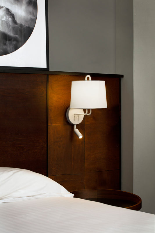 Vista ambiente de la lámpara de pared MONTREAL Aplique con lector LED blanca de FARO, código 24032-01, en interior residencial moderno. Luminaria superficial de acero y textil, ideal para oficinas y hospitality, colección 350.