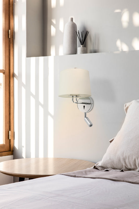 Lámpara de pared MONTREAL con lector FARO 24033-02 en ambiente interior residencial, acabado cromo beige, luminaria superficie acero textil diseño Nahtrang para oficinas y hospitality