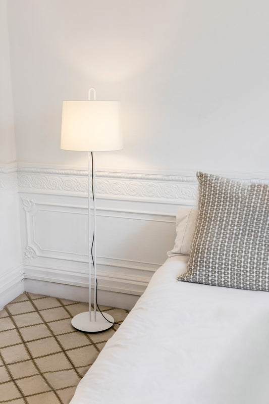 Lámpara de pie MONTREAL blanca FARO en ambiente interior moderno, diseño Nahtrang con estructura acero y pantalla textil, ideal para residencial, oficinas y hospitality.
