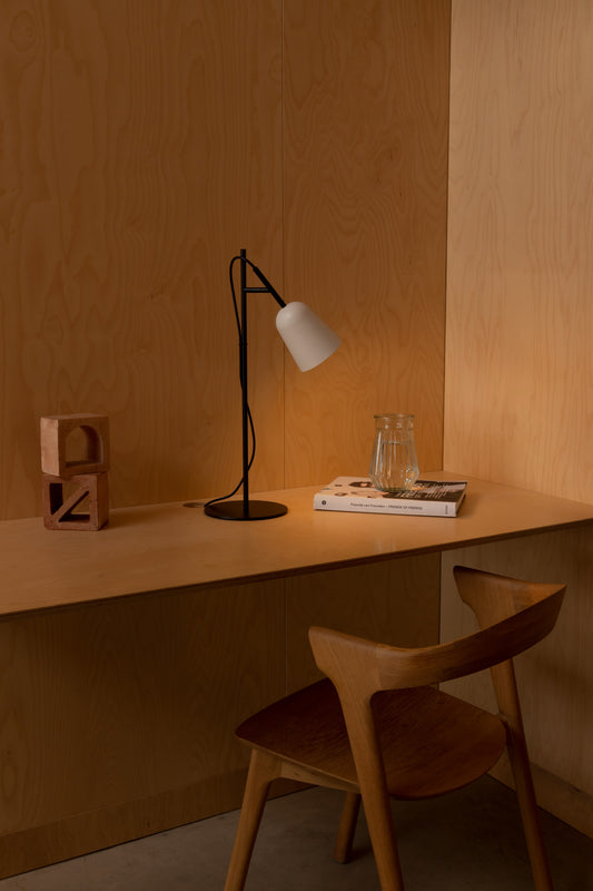 Lámpara de sobremesa STUDIO blanca de FARO en ambiente interior de hogar moderno, diseño contemporáneo en acero con iluminación LED para oficina o salón.