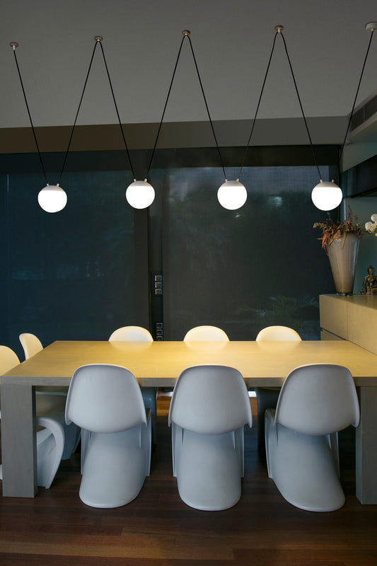 Lámpara colgante MINE GLASS SPACE 4L en blanco de FARO (28375-4L), diseño moderno de cristal opal con LED E27, en ambiente interior residencial luminoso y elegante.