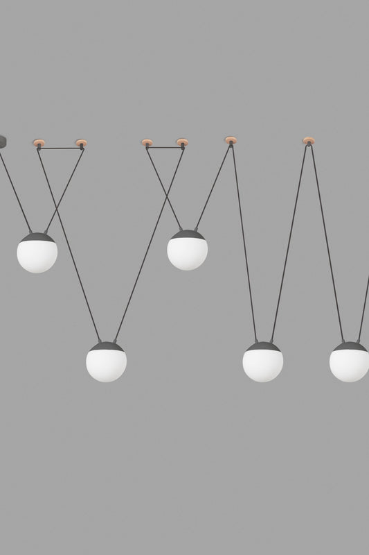 Lámpara colgante MINE SPACE 5L en gris oscuro de FARO, instalada en ambiente interior residencial moderno, con estructura de aluminio y cristal opal para iluminación LED eficiente en espacios comerciales.