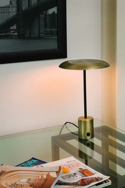 Imagen ambiente de la lámpara de sobremesa HOSHI en oro satinado y negro de FARO (28387), diseño moderno con LED integrado regulable para iluminación interior acogedora